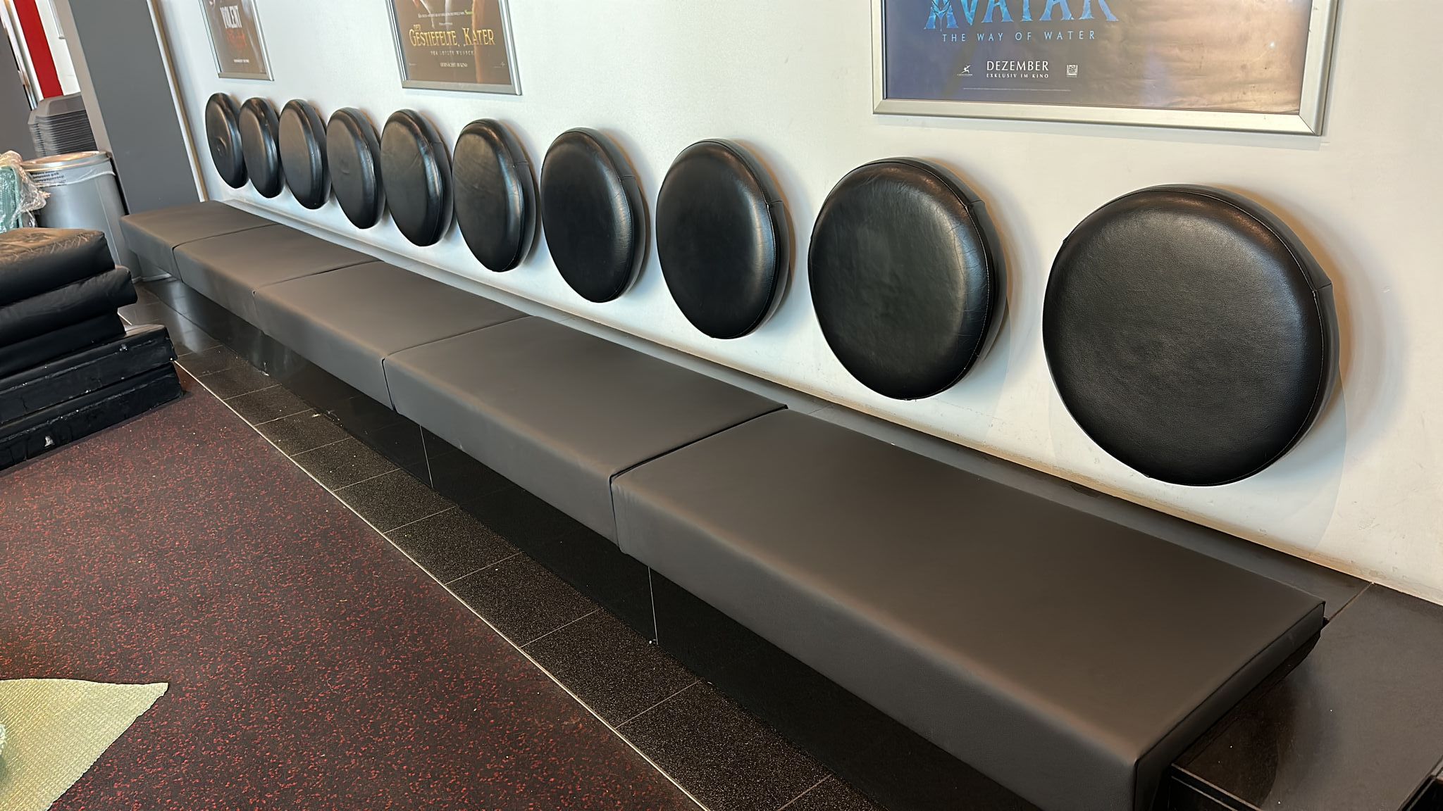 Deze wachtkamerstoelen combineren een modern ontwerp met ultiem comfort, perfect voor verschillende ontvangstruimtes. Hun hoogwaardige bekleding en stevige constructie maken ze een duurzame keuze voor drukke omgevingen. Image