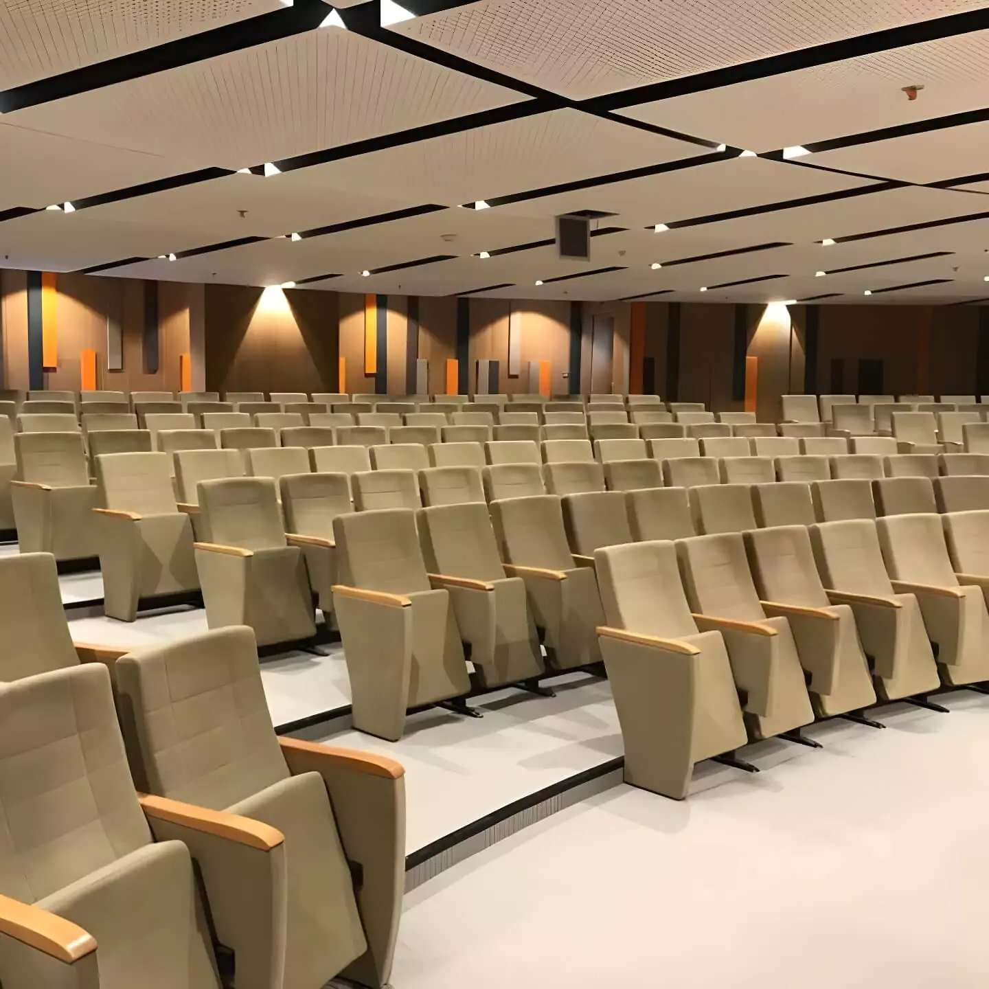 Deze conferentiestoelen combineren comfort met een strak en modern ontwerp, ideaal voor elke zakelijke setting. Hun duurzame constructie en hoogwaardige materialen zorgen voor langdurig gebruik en tevredenheid. Image