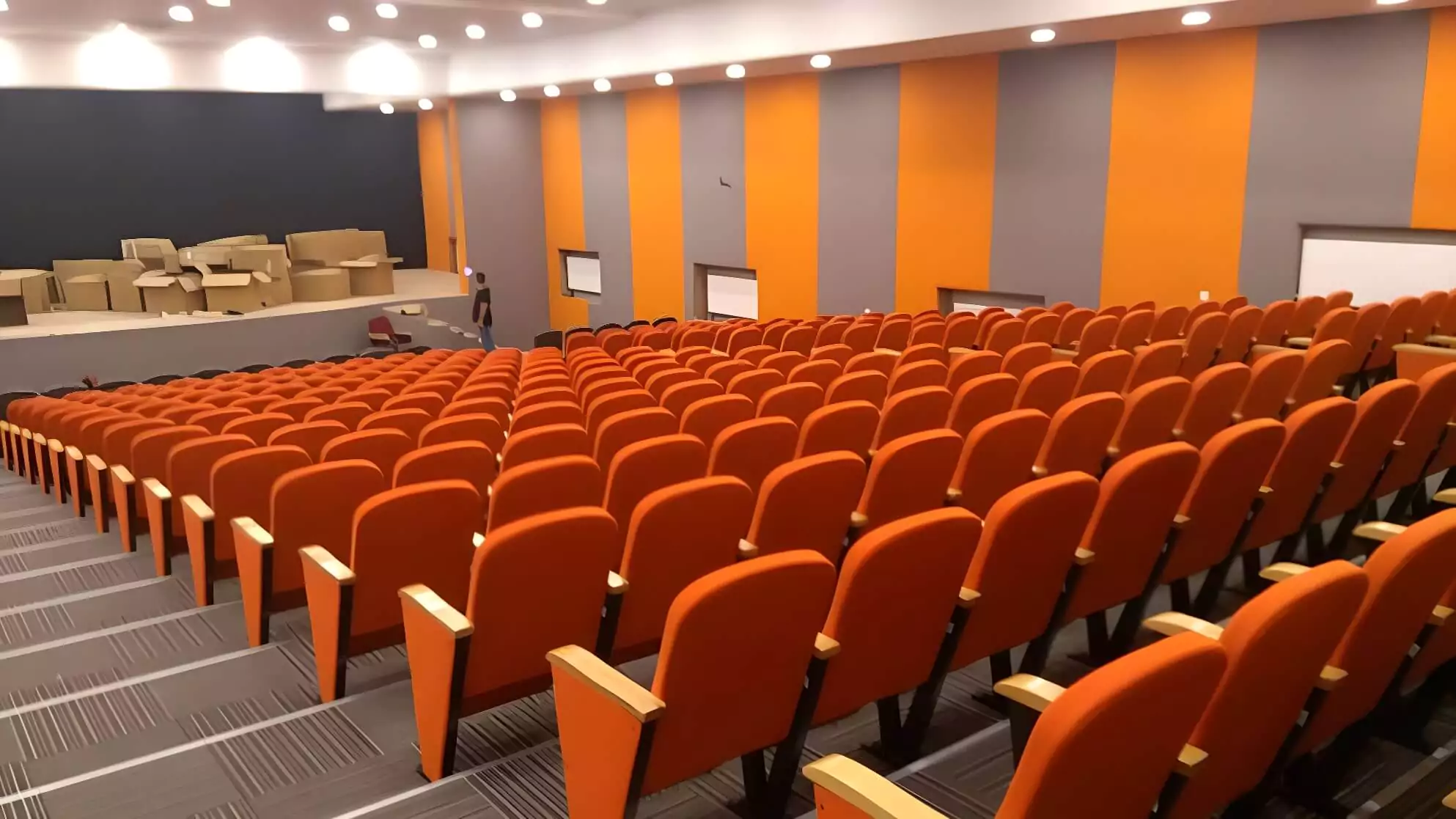 Deze conferentiestoelen bieden een perfecte balans tussen stijl en functionaliteit. Hun ergonomische ontwerp en hoogwaardige materialen maken ze geschikt voor intensief gebruik in elke vergaderruimte. Image
