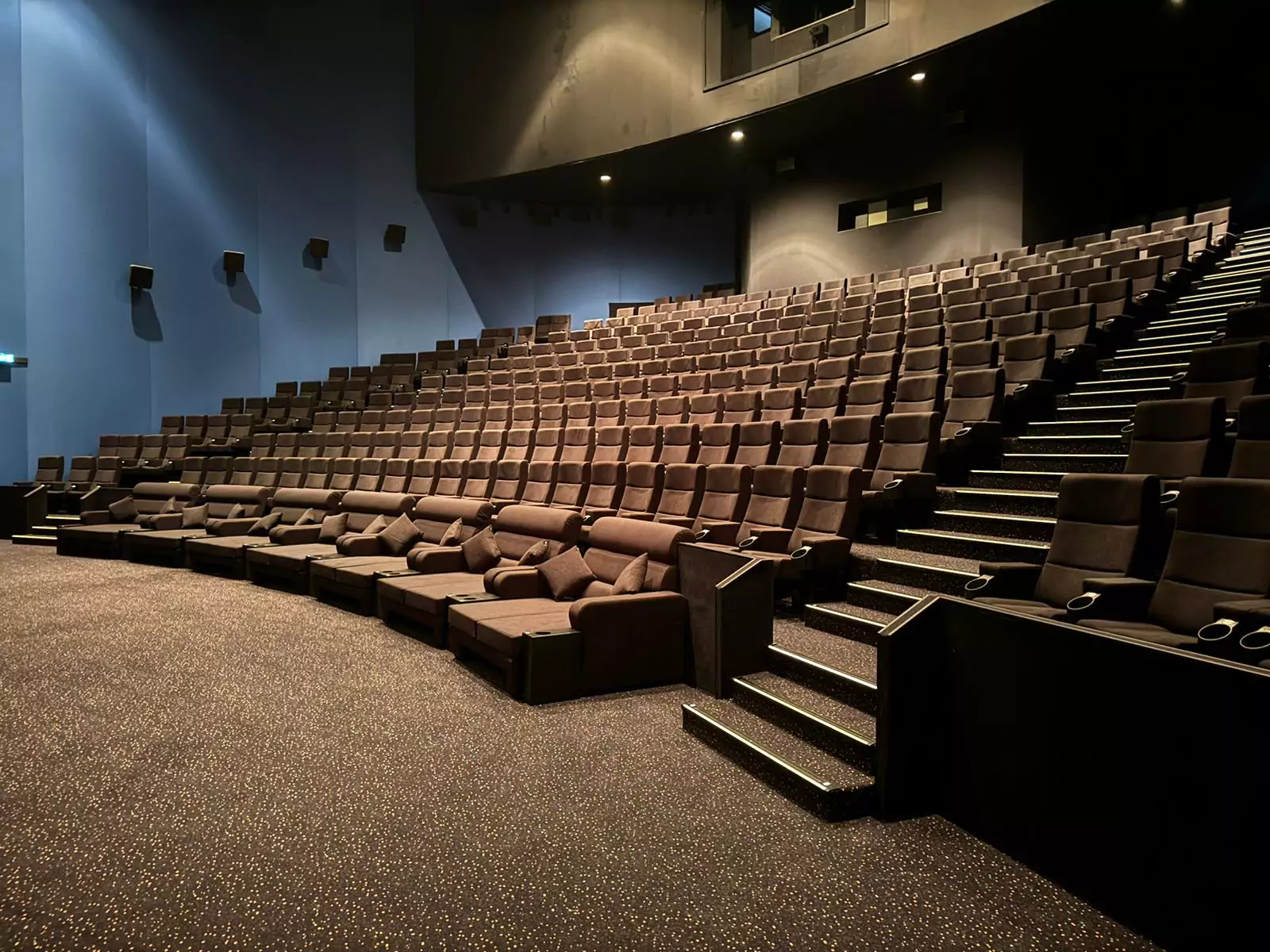 Onze bioscoopstoelen in dit project bieden ultiem comfort en duurzaamheid voor een eersteklas filmervaring. Hun ergonomisch ontwerp en luxe bekleding zorgen voor een ontspannen zitervaring. Image