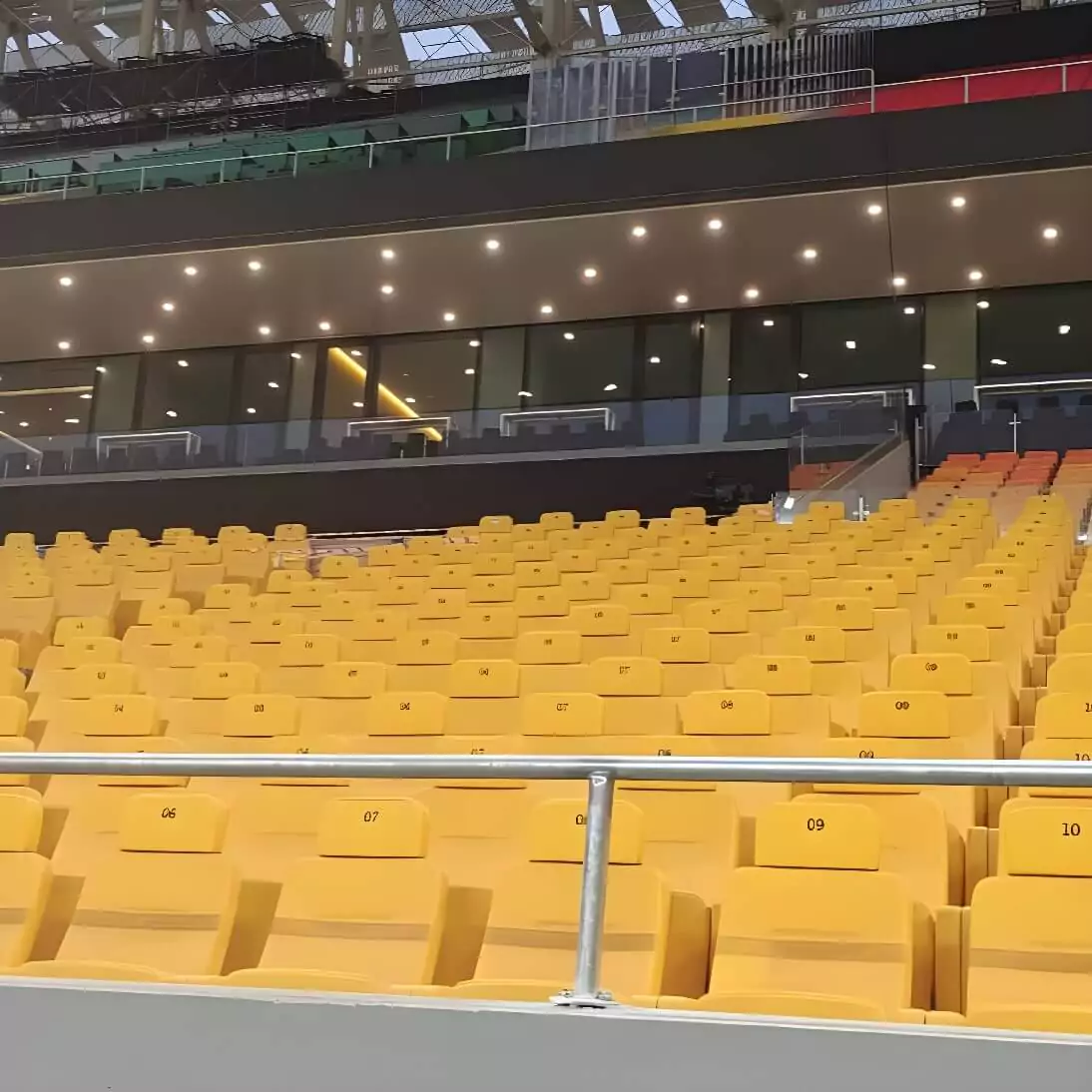 Deze stadionstoelen combineren comfort met een strak en modern ontwerp, ideaal voor elke stadionomgeving. Hun robuuste constructie en hoogwaardige materialen zorgen voor jarenlang gebruiksplezier. Image