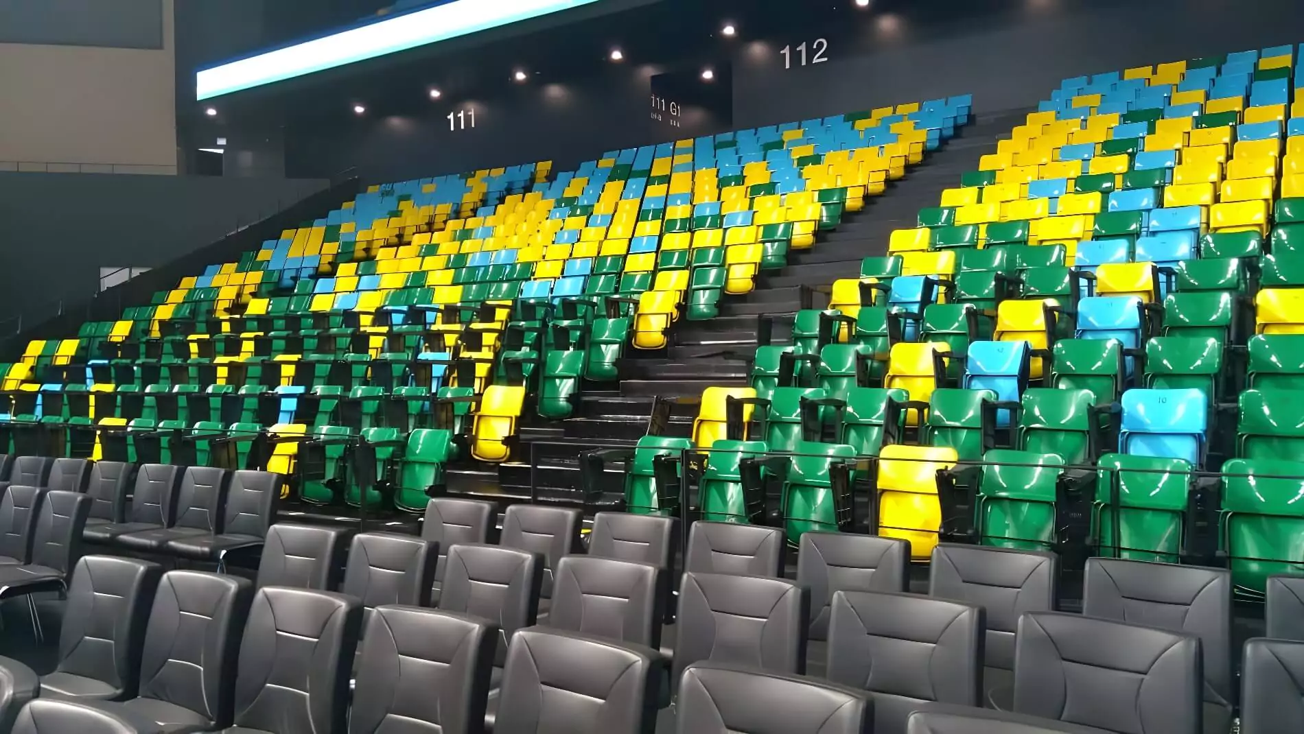 Deze stadionstoelen combineren modern ontwerp met functionaliteit, perfect voor elke stadionomgeving. Hun stevige constructie en comfortabele zitoppervlak maken ze een populaire keuze voor stadionbeheerders. Image