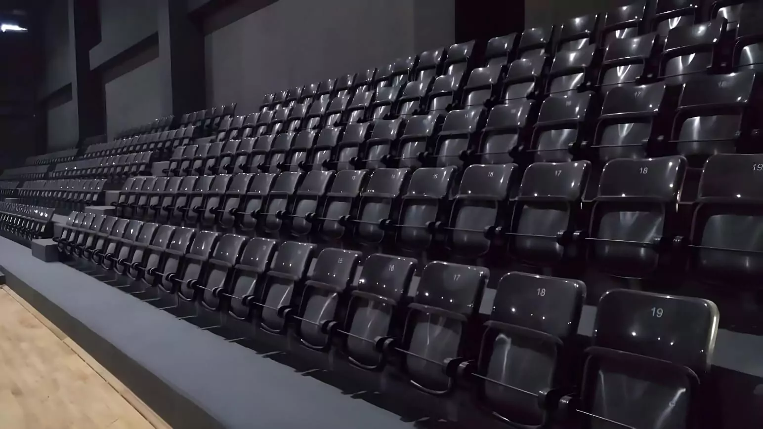 In dit stadion hebben we stoelen geïnstalleerd die zowel esthetisch aantrekkelijk als praktisch zijn. Ze bieden uitstekende ondersteuning en zijn gemaakt van duurzame, weerbestendige materialen. Image