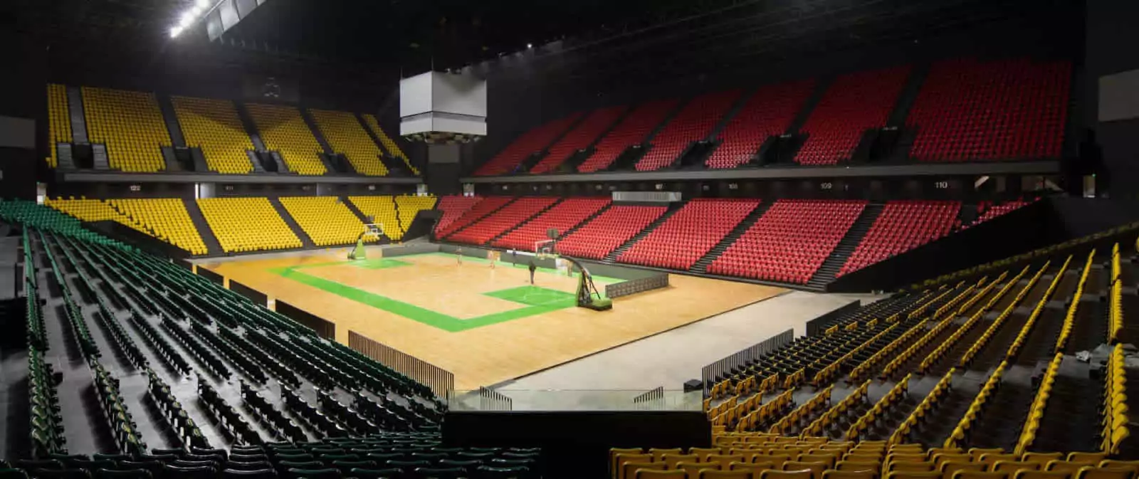 In dit stadion hebben we stoelen geïnstalleerd die zowel comfortabel als duurzaam zijn. Ze zijn gemaakt van hoogwaardige materialen die bestand zijn tegen intensief gebruik en verschillende weersomstandigheden. Image