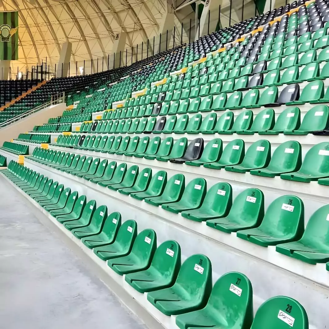 Deze stadionstoelen bieden een combinatie van comfort en stevigheid, perfect voor drukbezochte sportevenementen. Hun ergonomisch ontwerp zorgt voor een aangename zitervaring. Image